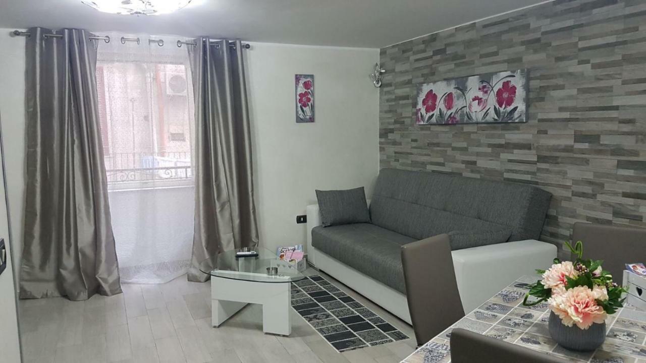 Che Casa 26! Apartment Napoli Bagian luar foto